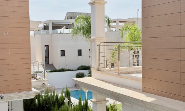 Herverkoop - Herenhuis -
Ciudad Quesada - Lo Marabu