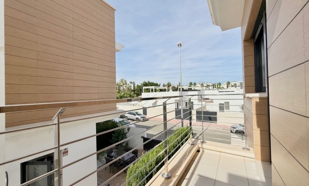 Herverkoop - Herenhuis -
Ciudad Quesada - Lo Marabu