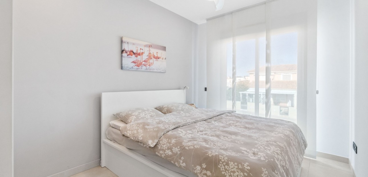 Sale - Apartment / flat -
Torrevieja - Punta Prima