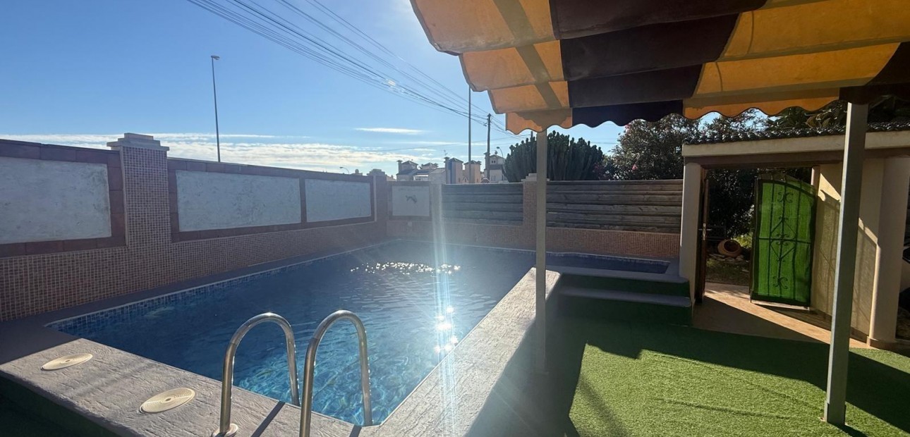 Sale - Villa -
Orihuela Costa - Playa Flamenca Norte
