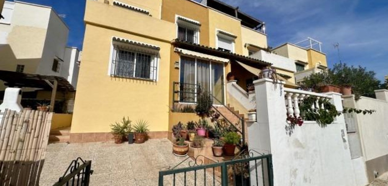 Sale - Terraced house -
Orihuela Costa - La Florida