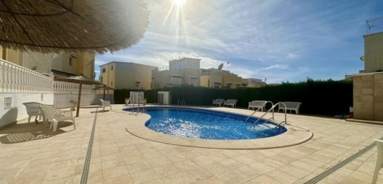 Sale - Terraced house -
Orihuela Costa - La Florida