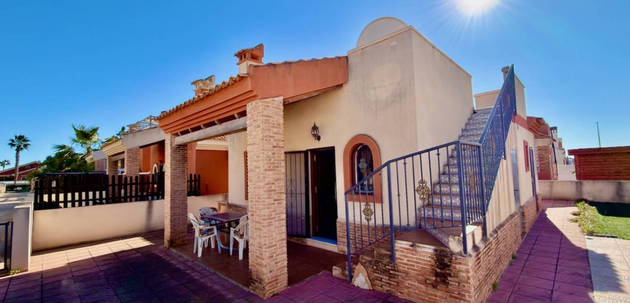 Sale - Villa -
El Raso