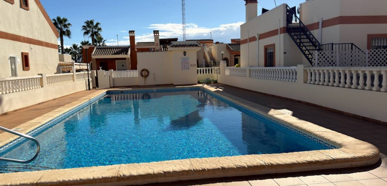 Sale - Villa -
El Raso