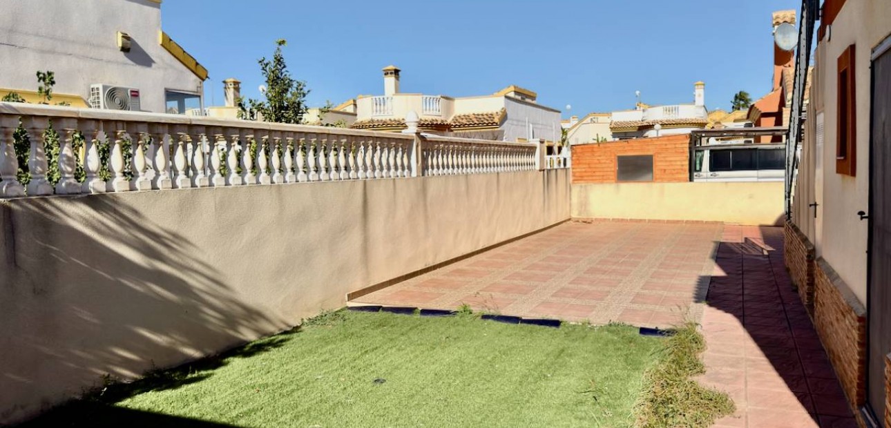Sale - Villa -
El Raso