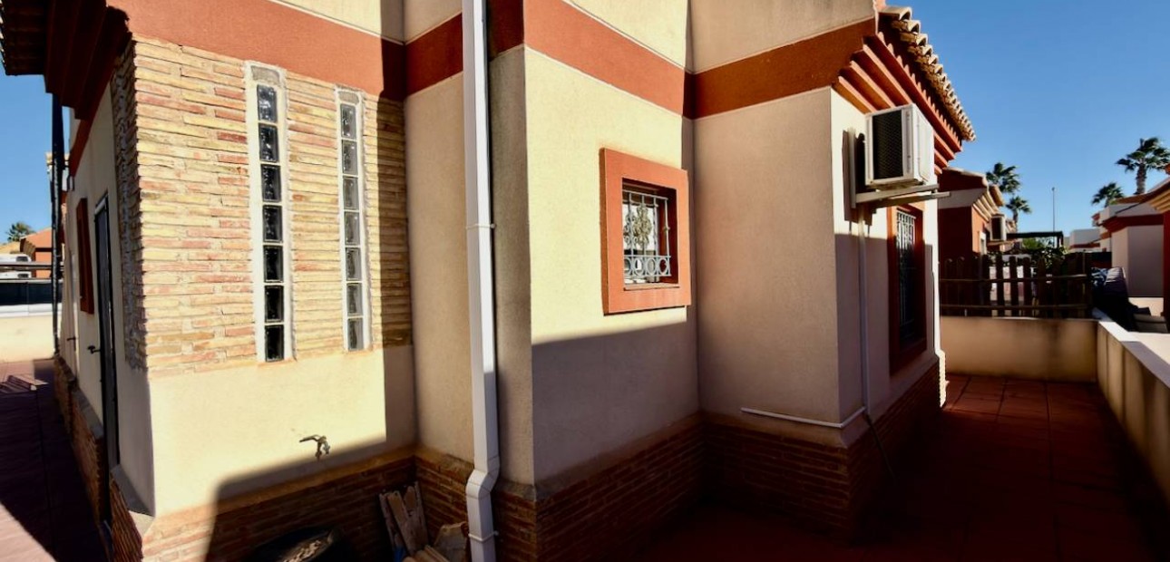 Sale - Villa -
El Raso