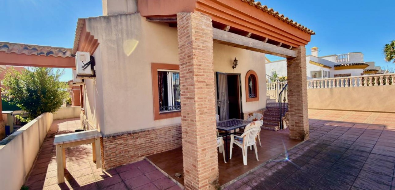 Sale - Villa -
El Raso