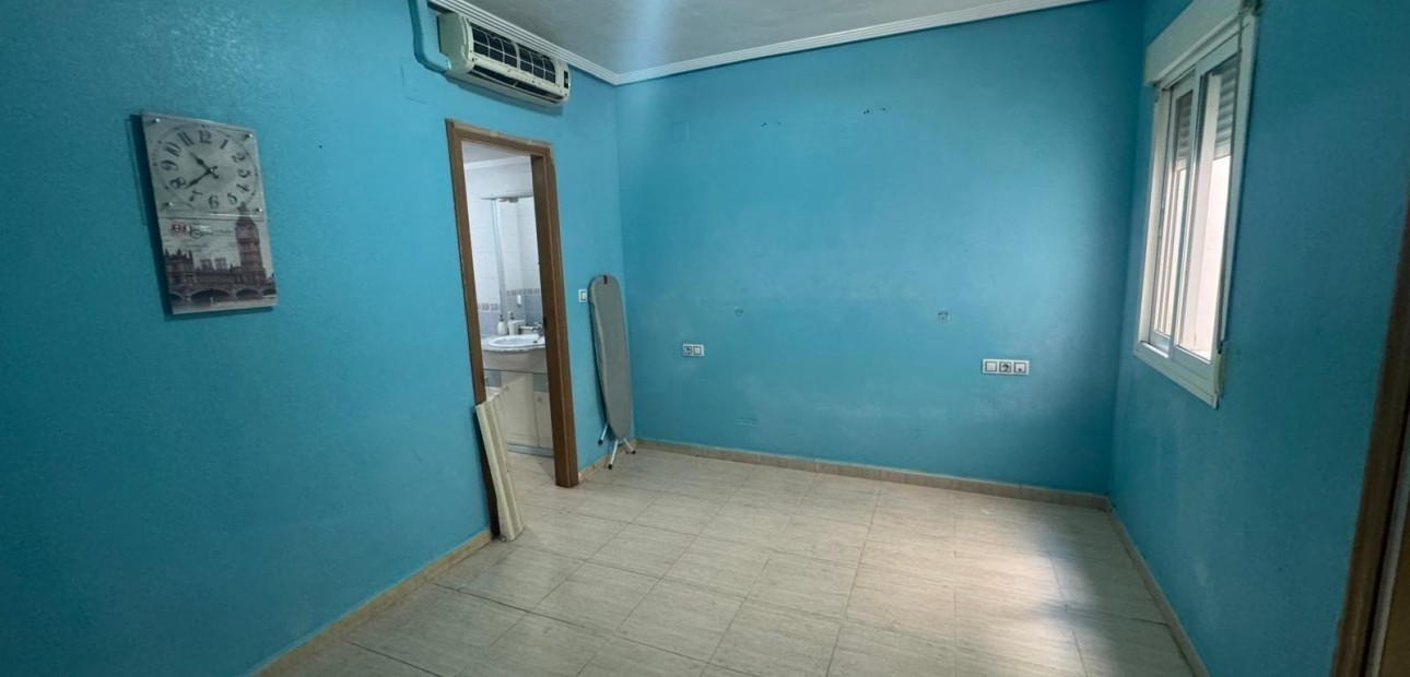 Venta - Apartamento / piso -
Torrevieja - Estacion de autobuses