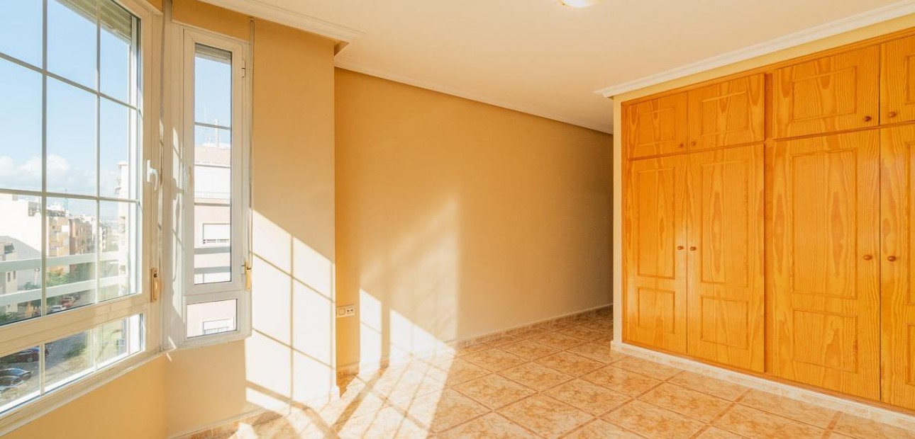 Herverkoop - Flat -
Torrevieja - Centro