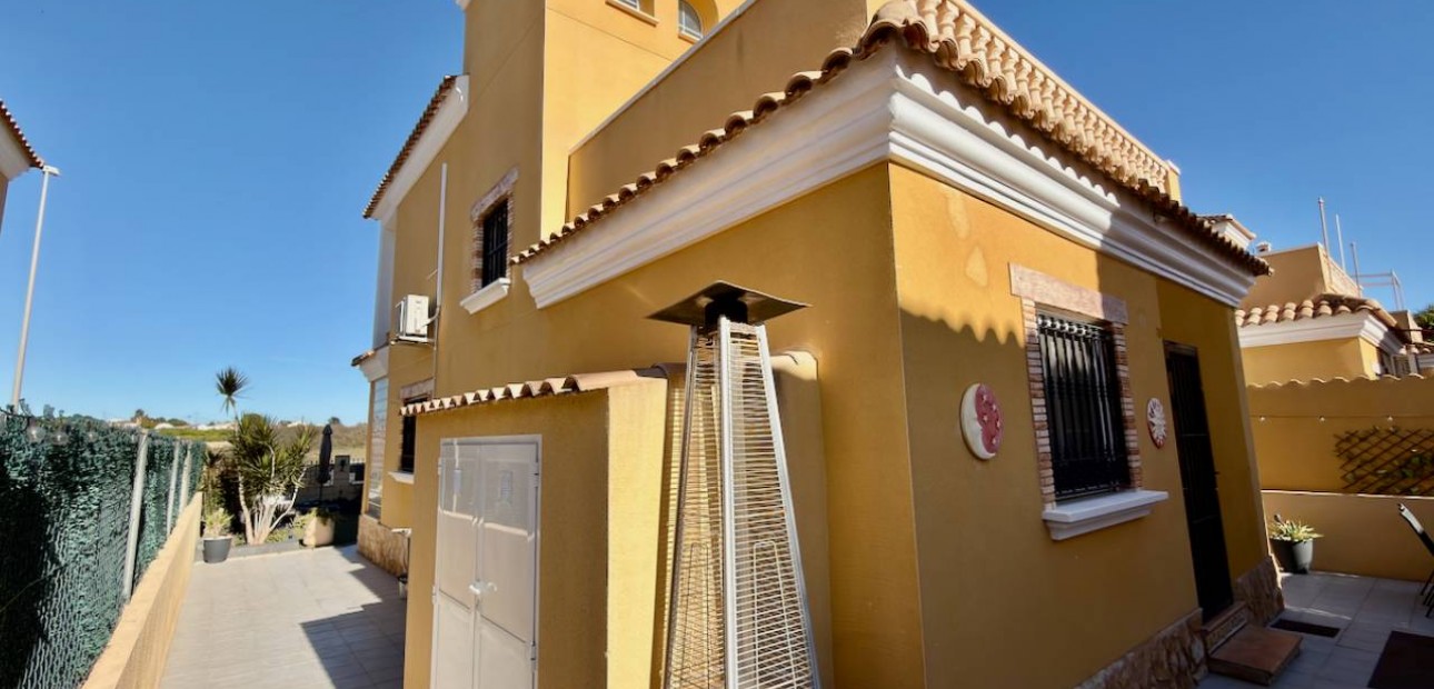 Venta - Villa -
Guardamar del Segura - El Raso