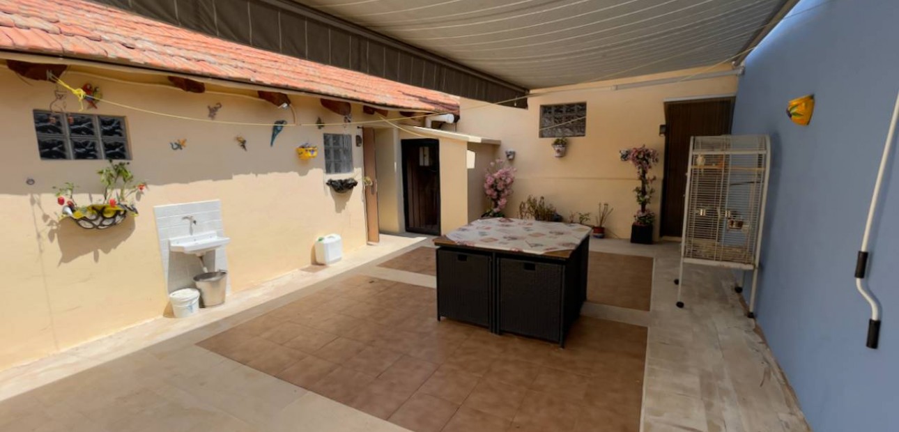 Herverkoop - Finca / Country Property -
Orihuela