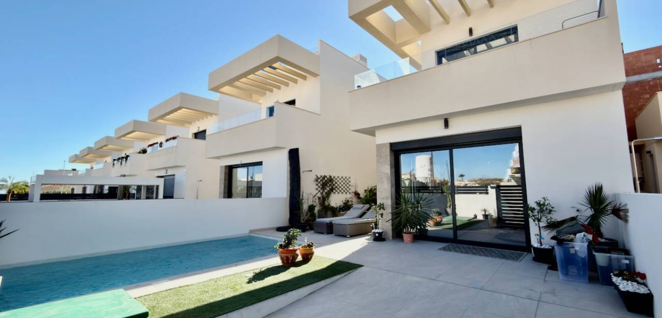 Herverkoop - Villa -
Los Montesinos - La herrada