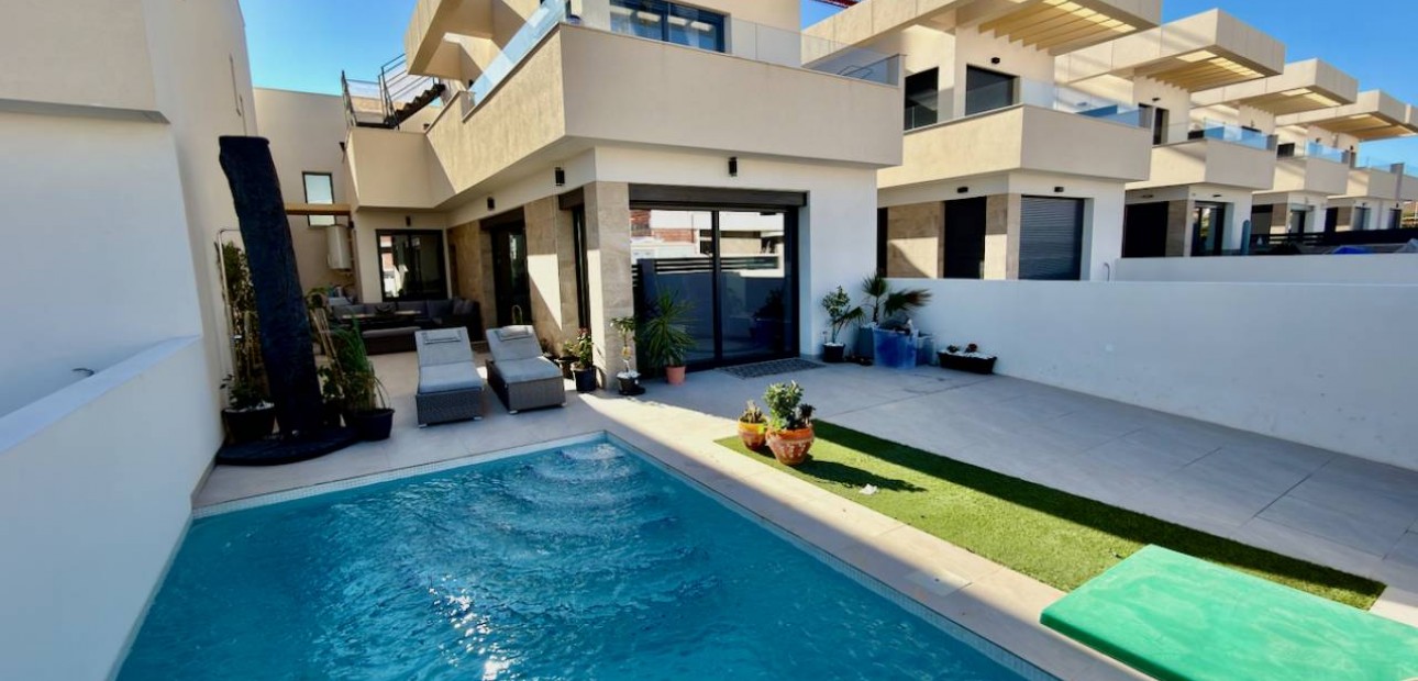 Herverkoop - Villa -
Los Montesinos - La herrada