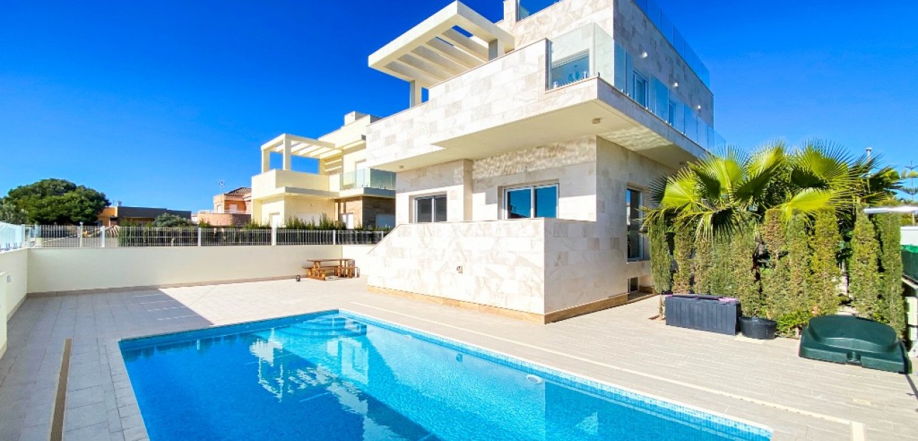 Sale - Villa -
La Zenia