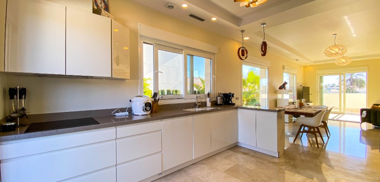 Sale - Villa -
La Zenia