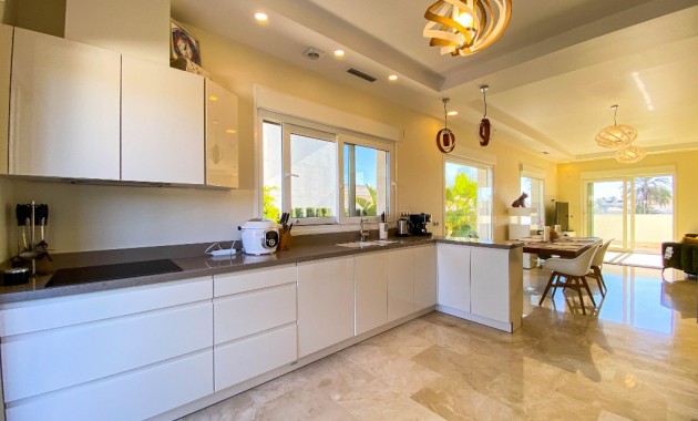 Sale - Villa -
La Zenia