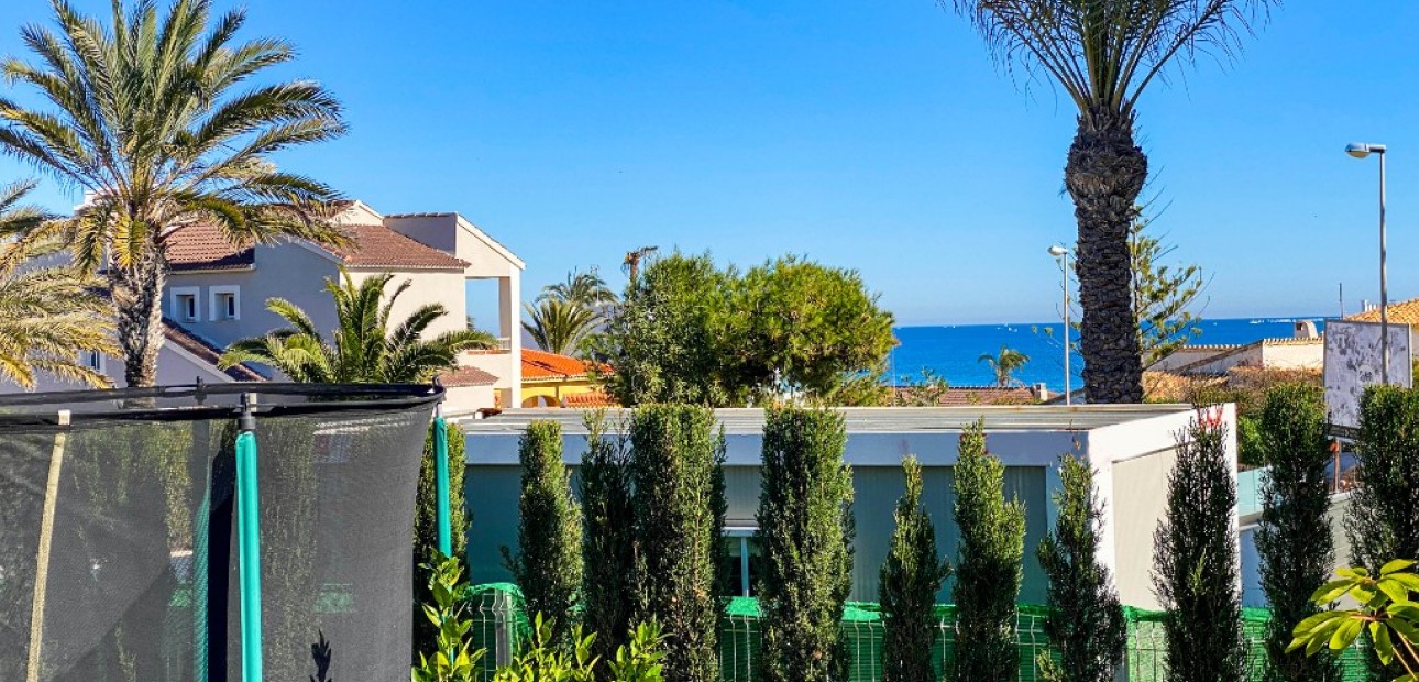 Sale - Villa -
La Zenia