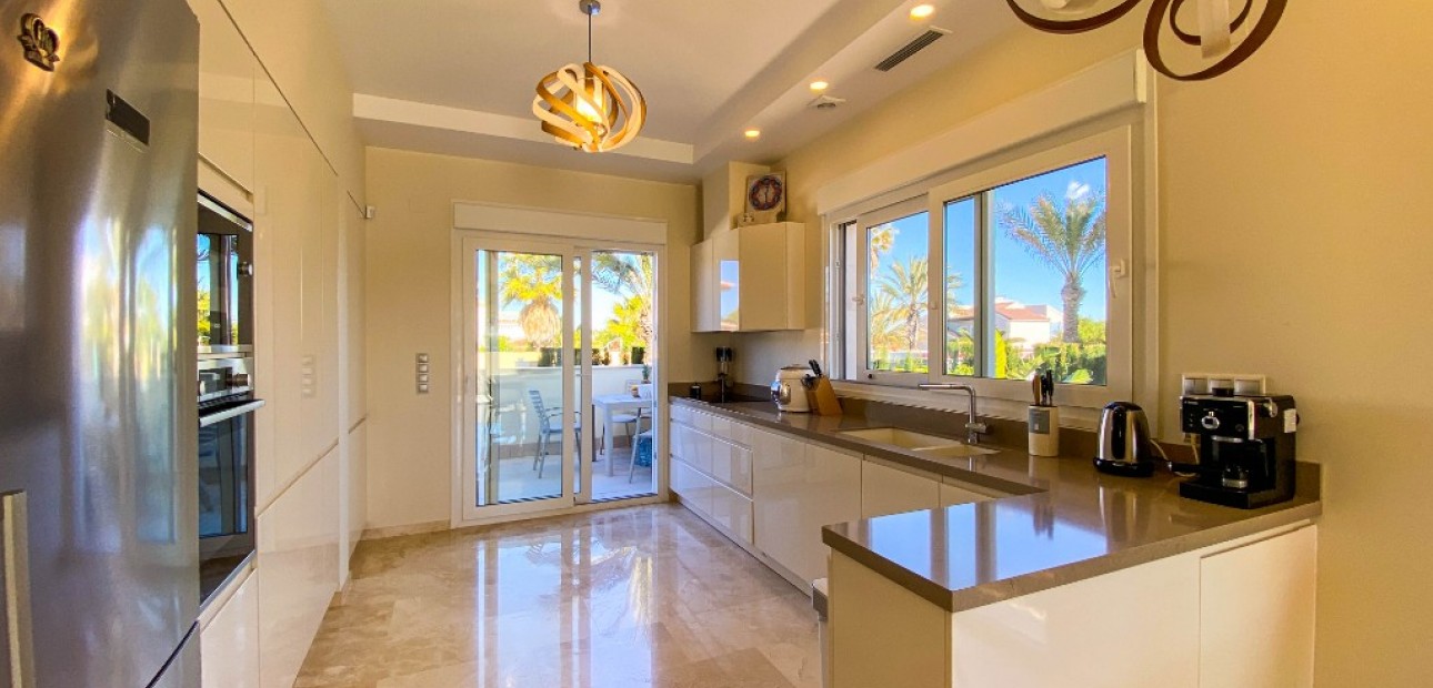 Sale - Villa -
La Zenia