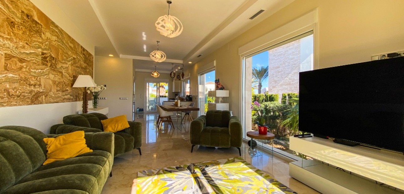 Sale - Villa -
La Zenia