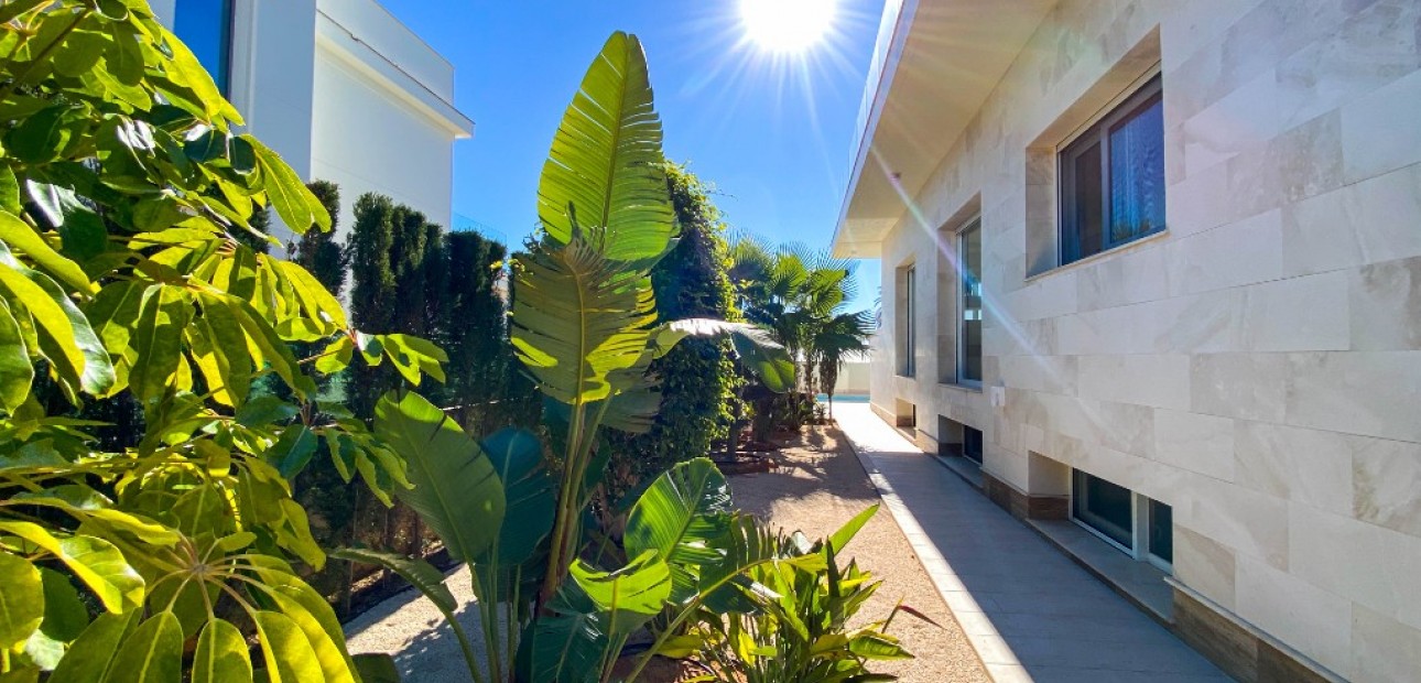 Sale - Villa -
La Zenia