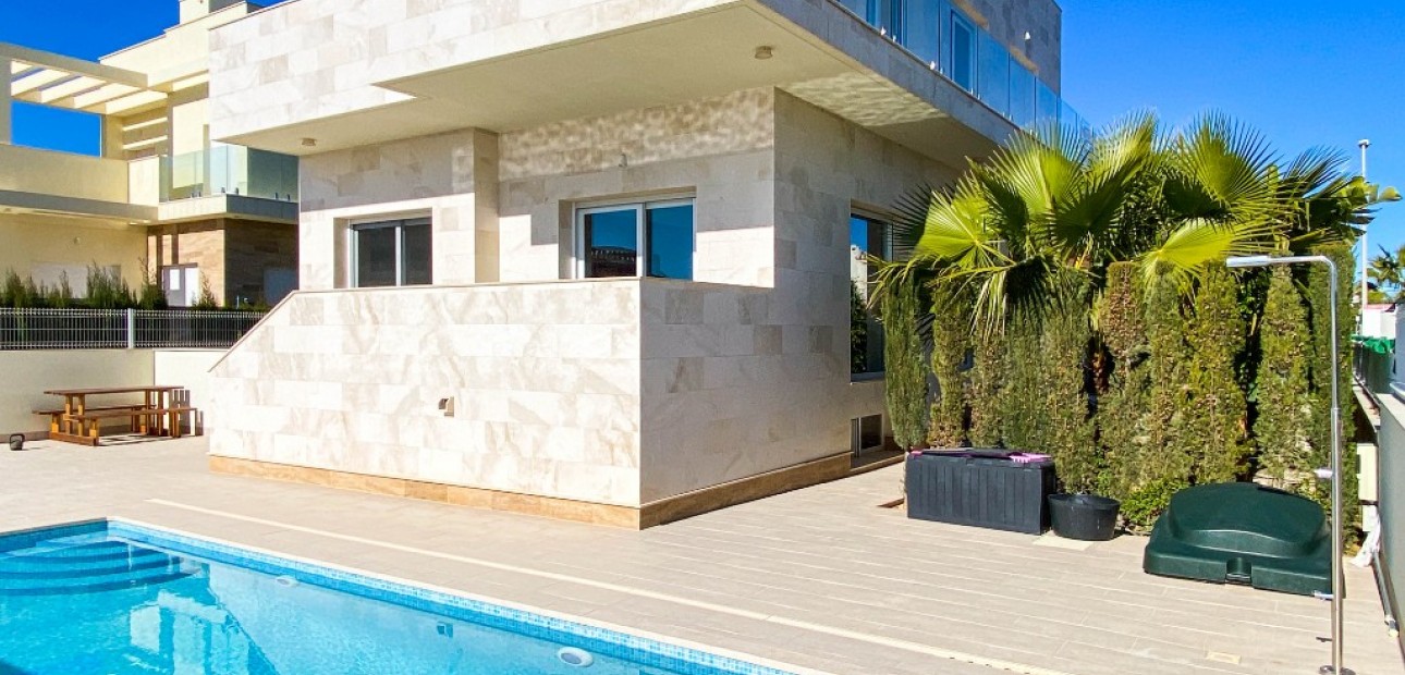 Sale - Villa -
La Zenia