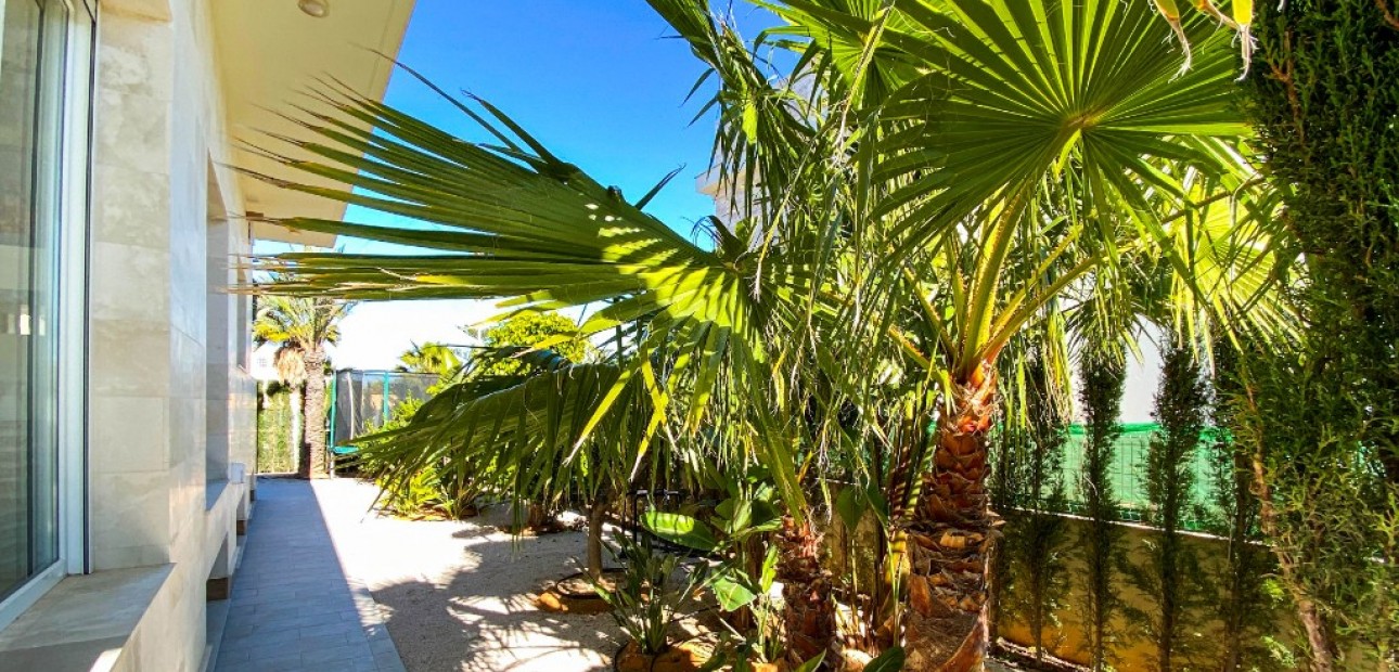 Sale - Villa -
La Zenia