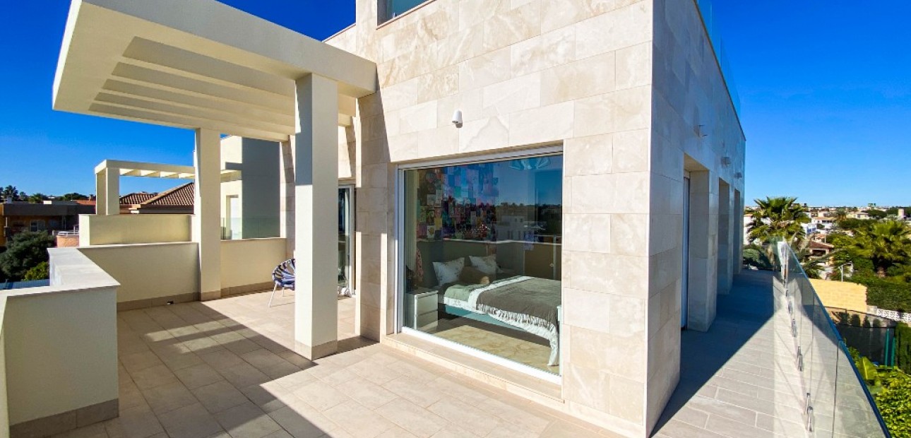 Sale - Villa -
La Zenia