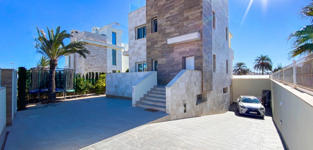 Sale - Villa -
La Zenia