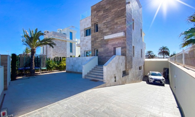 Sale - Villa -
La Zenia