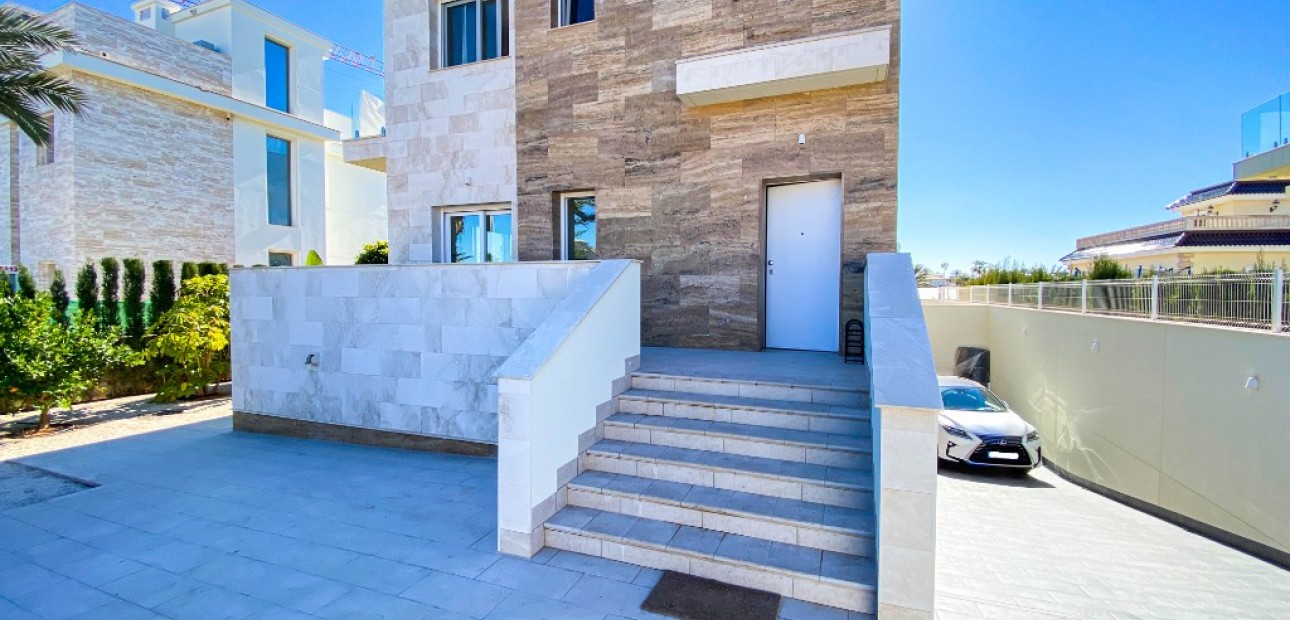 Sale - Villa -
La Zenia