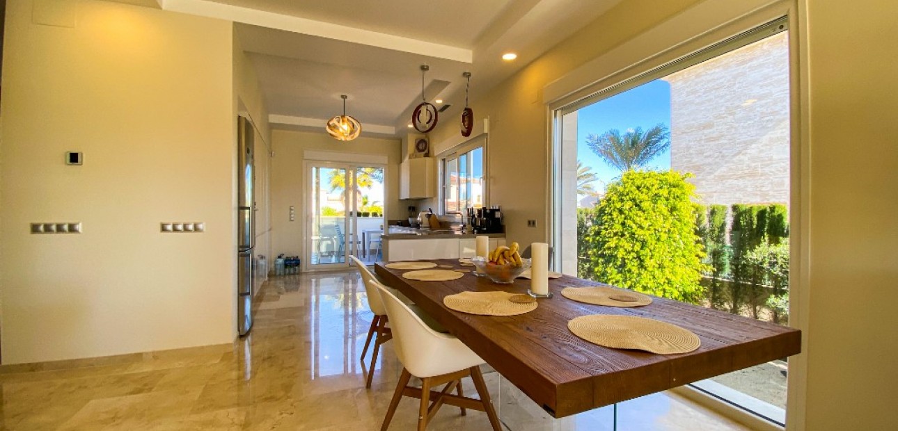 Sale - Villa -
La Zenia