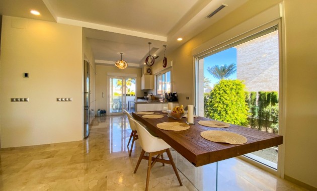 Sale - Villa -
La Zenia