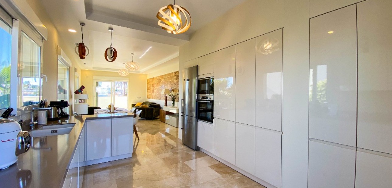 Sale - Villa -
La Zenia