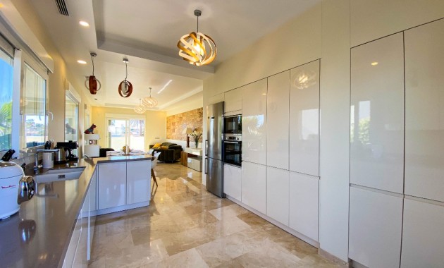 Sale - Villa -
La Zenia