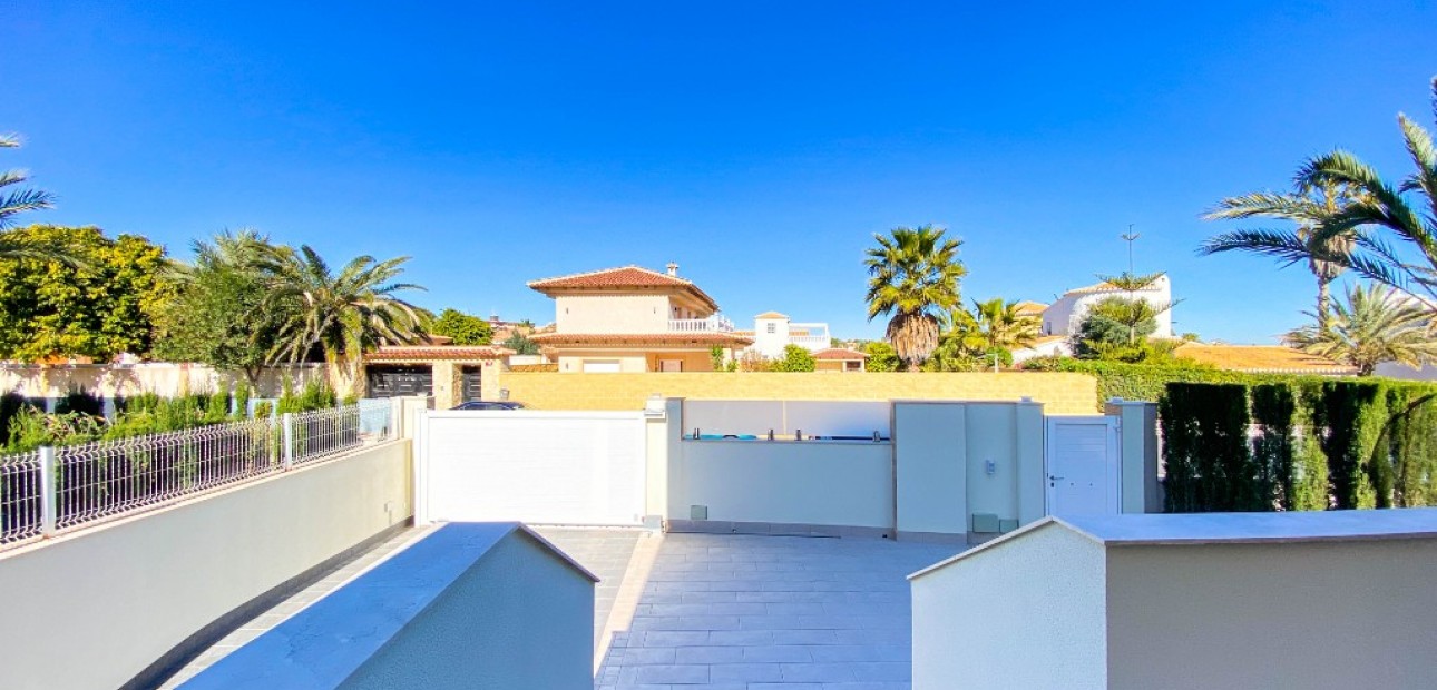 Sale - Villa -
La Zenia