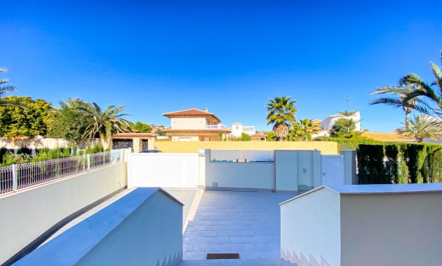 Sale - Villa -
La Zenia