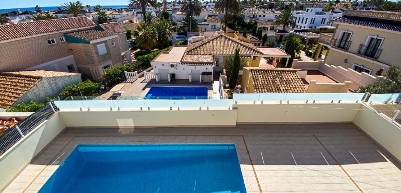Sale - Villa -
La Zenia