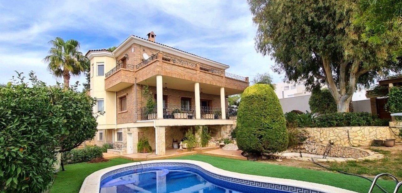 Sale - Villa -
Ciudad Quesada