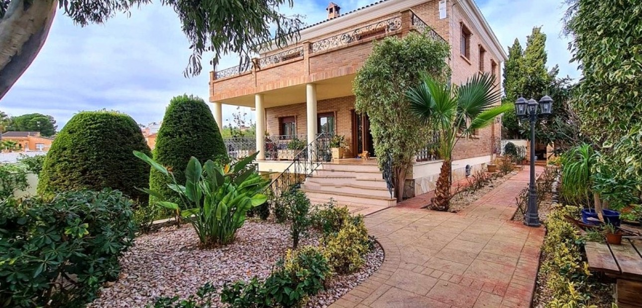 Sale - Villa -
Ciudad Quesada