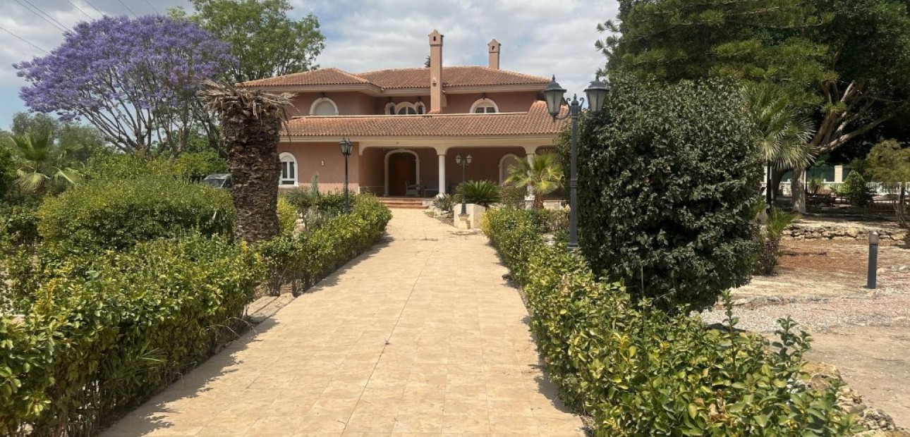 Herverkoop - Villa -
Orihuela