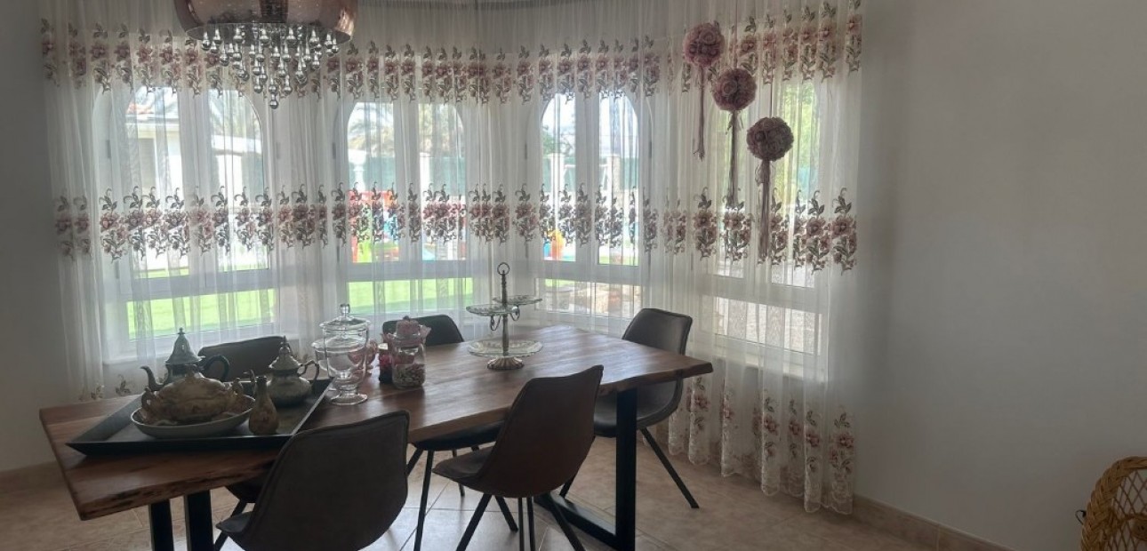 Herverkoop - Villa -
Orihuela