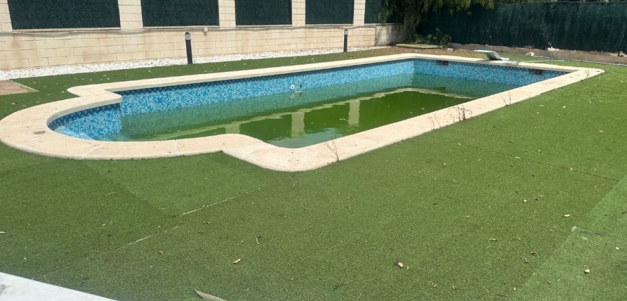 Herverkoop - Villa -
Orihuela