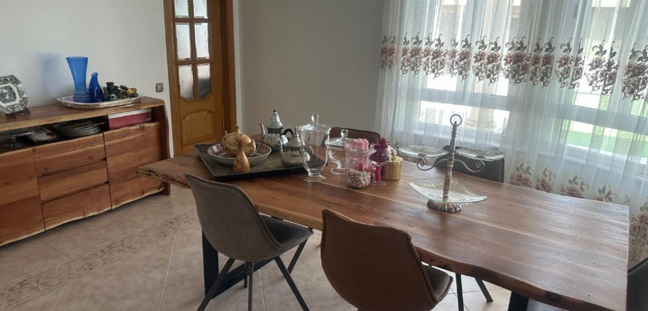 Herverkoop - Villa -
Orihuela