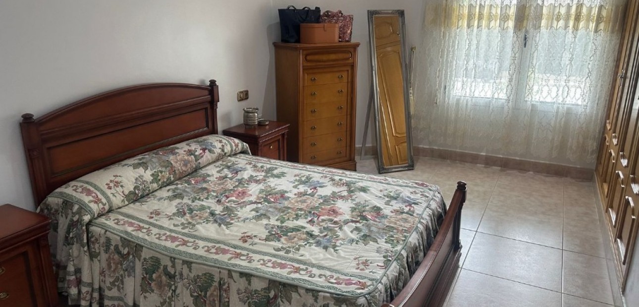 Herverkoop - Villa -
Orihuela