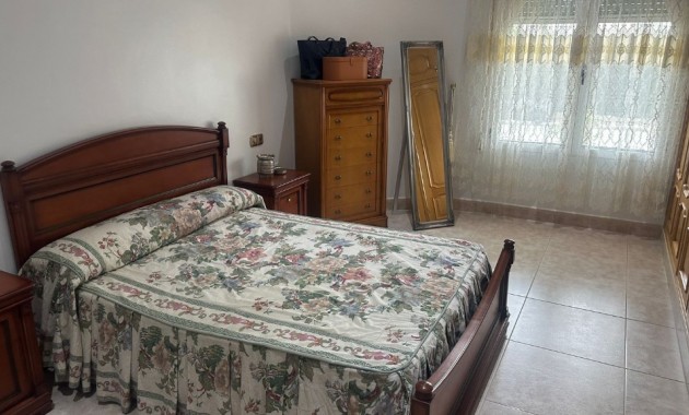 Herverkoop - Villa -
Orihuela