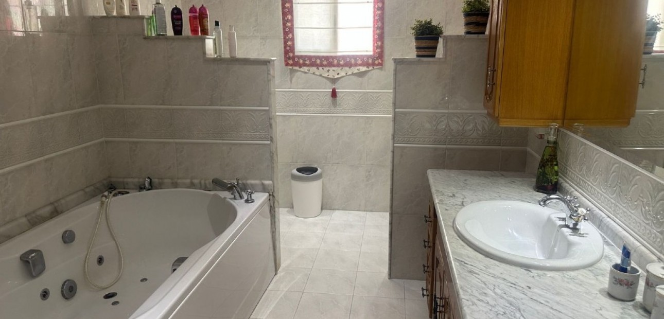 Herverkoop - Villa -
Orihuela