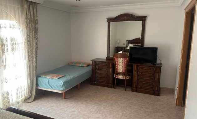 Herverkoop - Villa -
Orihuela