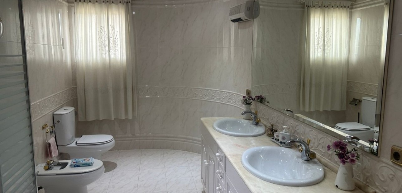 Herverkoop - Villa -
Orihuela