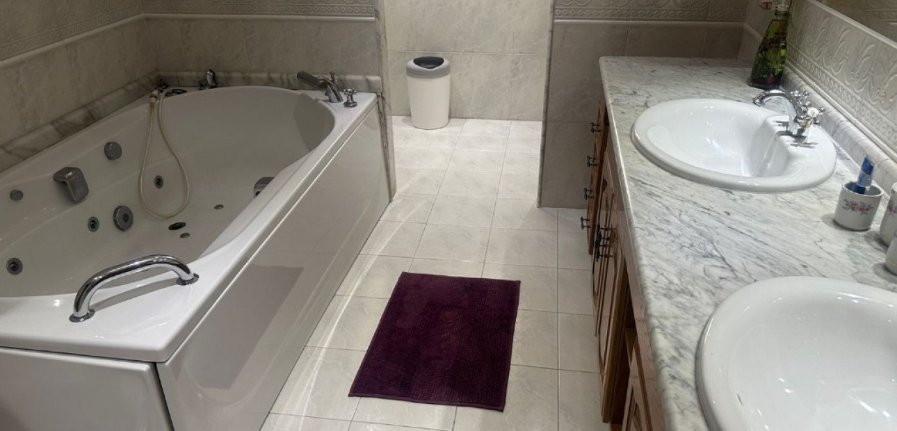 Herverkoop - Villa -
Orihuela