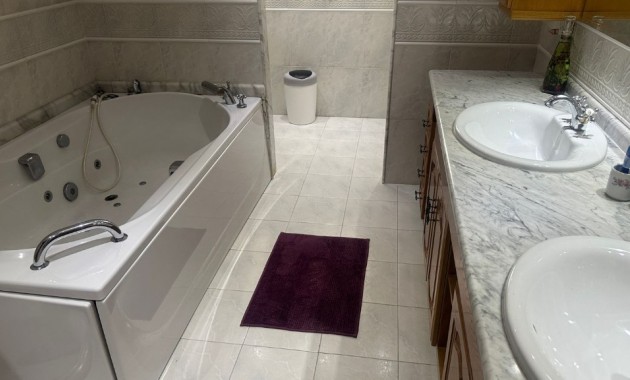 Herverkoop - Villa -
Orihuela